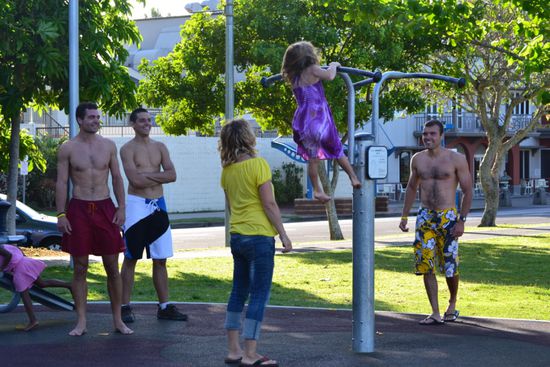 Klimmzüge: Maya stiehlt den Jungs die Show an der Esplanada