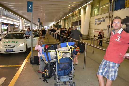 Ankunft in Sydney - wir dürfen an der Taxi-Schlange vor 