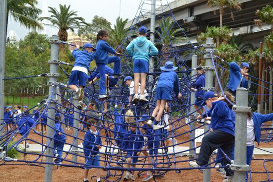 Schulklassen-Invasion am neuen Spielplatz
