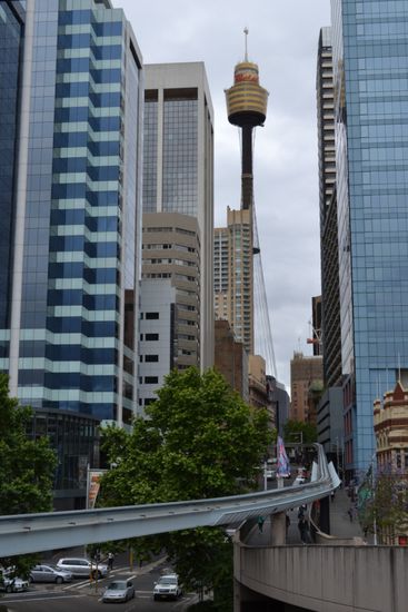 Monorail-Hochbahn-Strecke und Fernsehturm