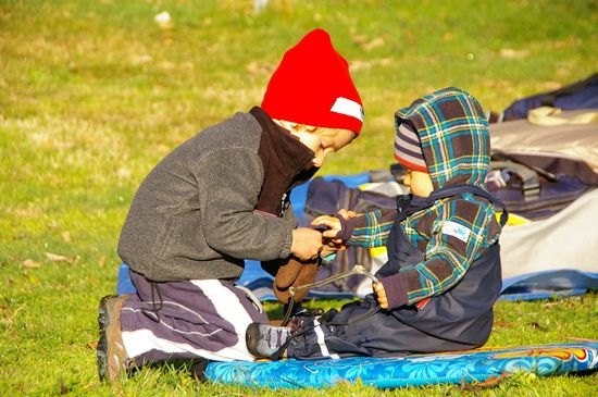 Früh ist es noch kalt: Nevio hilft Matteo beim Anziehen der Handschuhe
