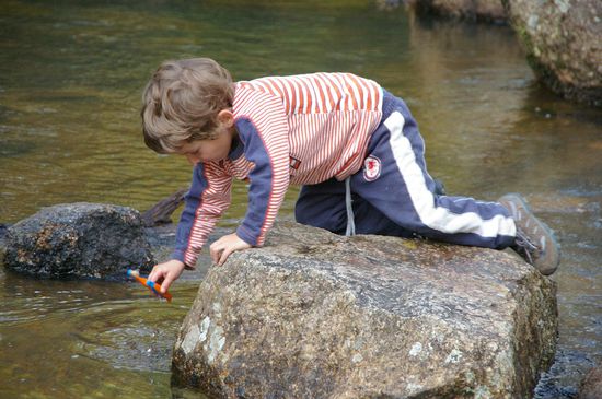 Morgens: Zähneputzen am Bach...
