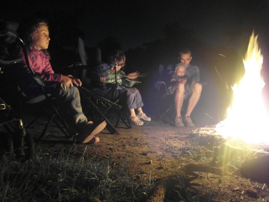 Hay: Der Tag klingt am Lagerfeuer aus