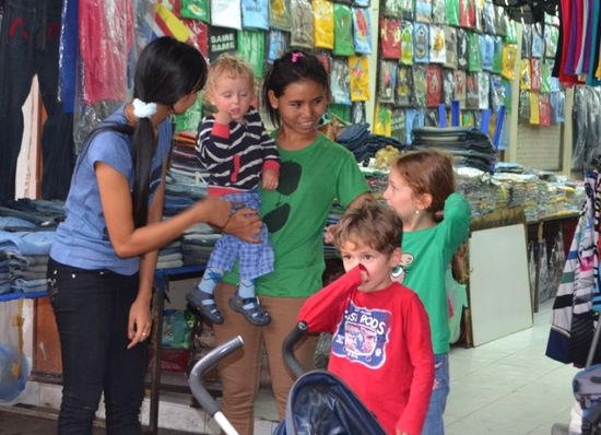 Die ersten Kontakte im Viertel Banglampoo als wir aussteigen