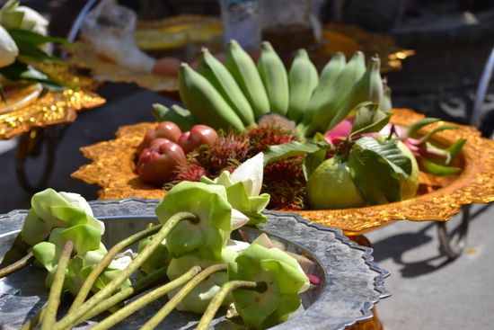 Religion ist sehr präsent - Gaben für Buddha