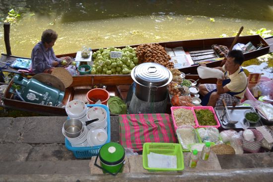 Obst und Gemüse wird hier vom Kahn aus verkauft
