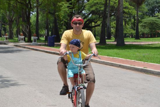 Entspanntes Radeln durch das Gelände - Kindersitz der 'alten' Art