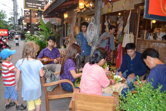 Musik am Straßenrand während unseres ersten Bummels