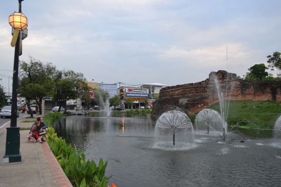 Abendspaziergang an der alten Stadtmauer von  Chiang Mai entlang...