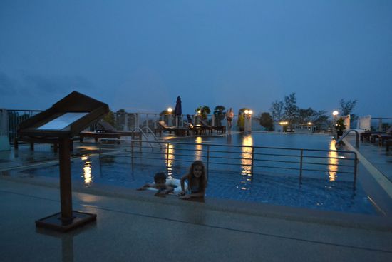 Abends allein Baden im Pool auf dem Dach - Meerblick inklusive
