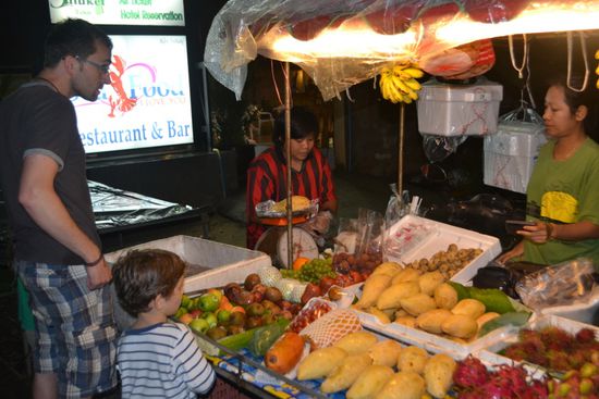 Snacks am Straßenrand am Abend
