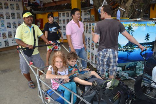 Alles wird verladen und zur Unterkunft gebracht