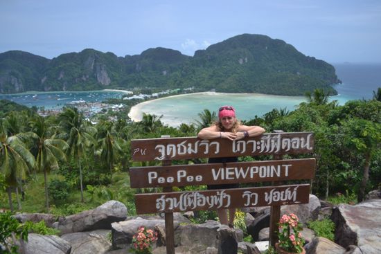 ...Viewpoint: Mit Blick auf die 2 Buchten von Phi Phi Don