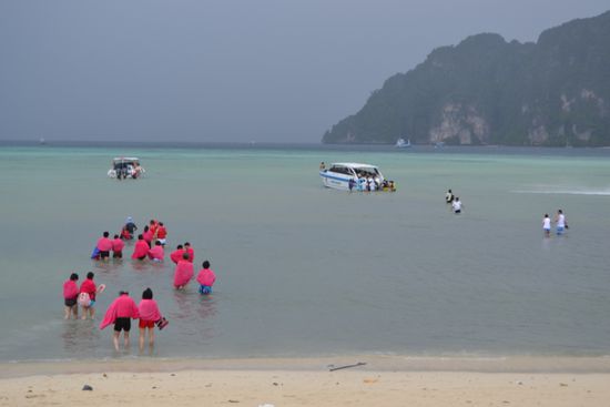 Japaner versuchen auf ihr Boot zu kommen 