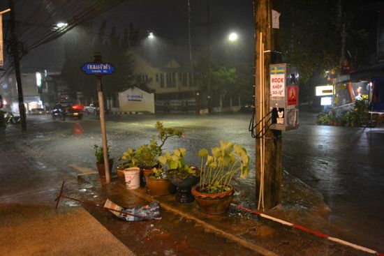 ...während es vor der Tür sehr stürmt
