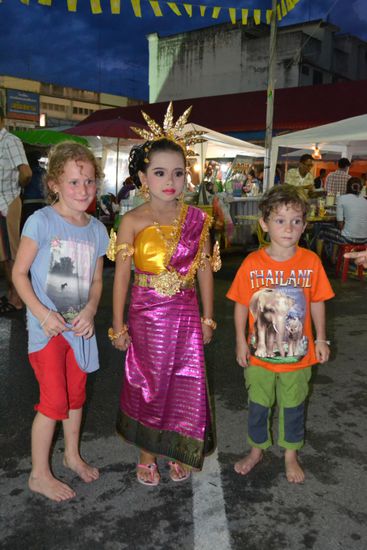 ...und beobachten die heimischen Kinder beim Auftritt