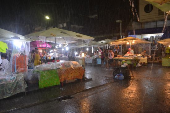 Ein Platzregen beendet den Markt abrupt
