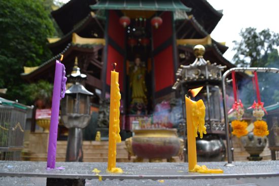 Im Hintergrund Statue einer chinesischen Göttin