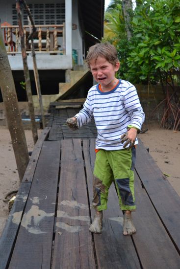 Der Schlamm am Flussufer war dick und weich und tief 