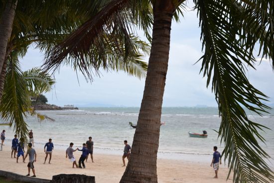 Angestellte beim abendlichen Beach-Soccer...