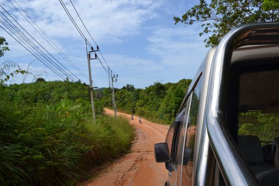 Fahrt durch die Berge im Landesinnern