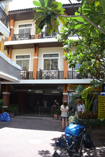 Rambuttri Village Inn