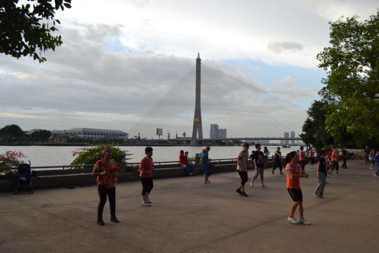 Heute ist Public Aerobic im Park am Fluss