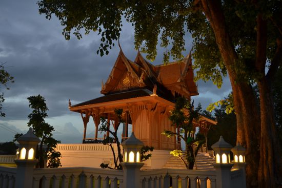 Abendstimmung: Pagode am Flussufer...