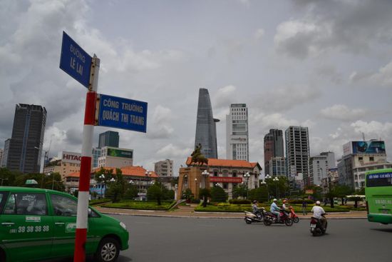 Wir stürzen uns in den Großstadtverkehr in der City