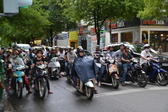 Vor der Tür etwas Verkehr und etwas Regen