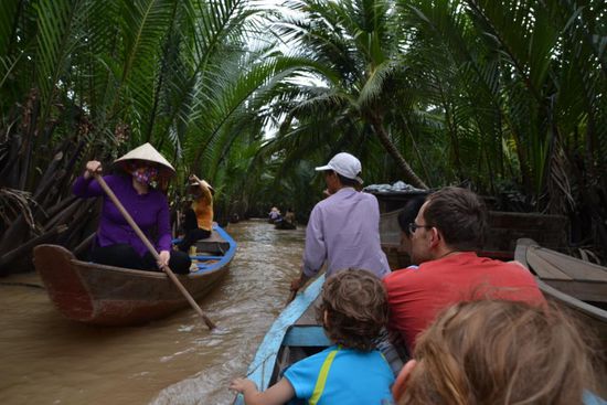 Durch enge Kanäle geht es zu einem weiteren Dorf auf einer Insel
