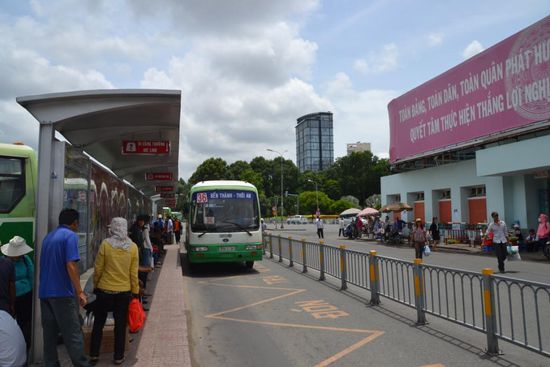 Warten auf den Stadtbus