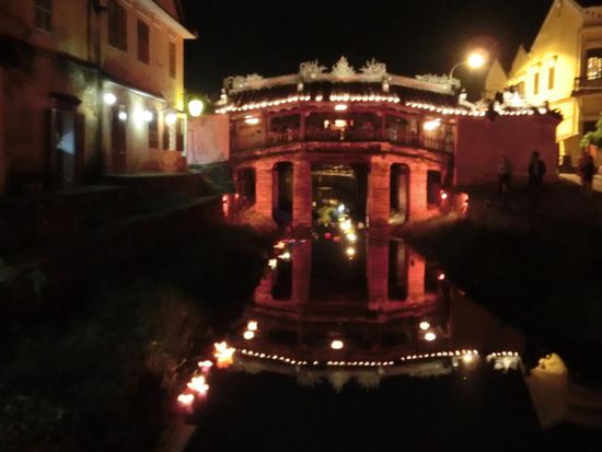 Japanische Holz-Brücke bei Nacht