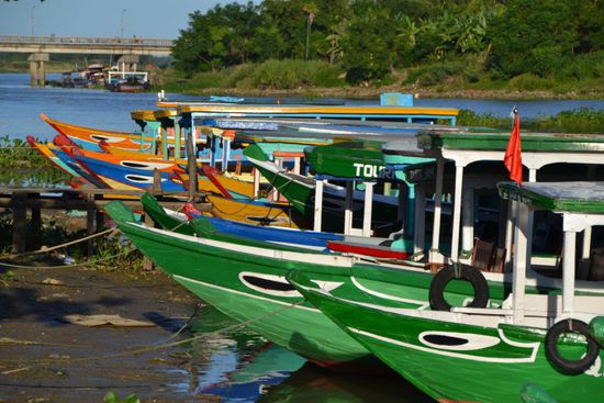 Kleine Ausflugsboote im Hafen