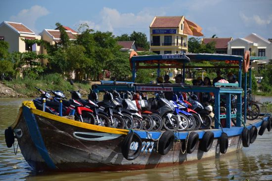 Einheimischen-Fähre voll bepackt