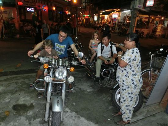 Früh übt sich...Nevio dreht am Hahn.