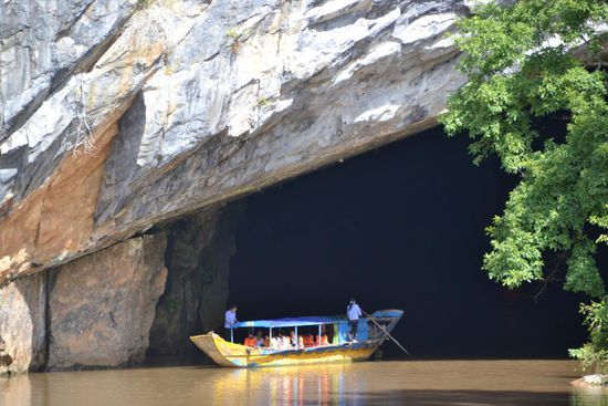 Ab in die Höhle per Boot...