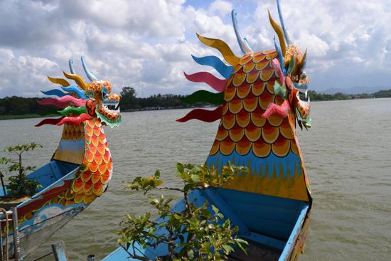 Drachenbootfahrt auf dem Song Huong