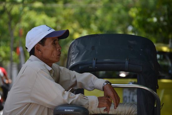 Rikscha-Fahrer wartet auf Kundschaft