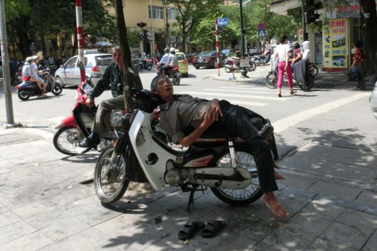 Siesta an einer Hauptstraße