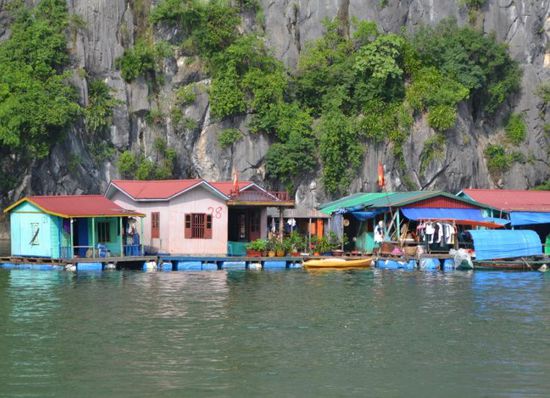 Schwimmende Dörfer in einer geschützten Bucht