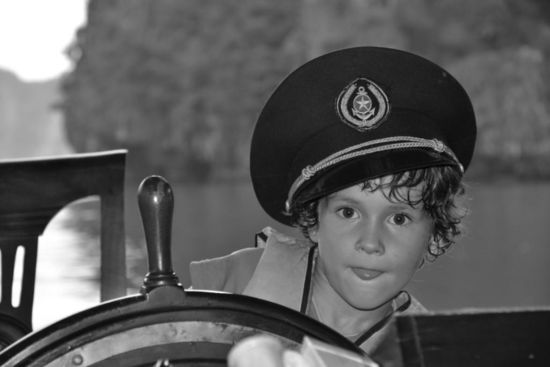 Kapitän Nevio steuert das Boot in den Sonnenuntergang