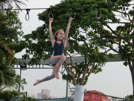 Mayas Hangelshow übers gesamte Becken