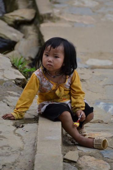 Auf dem Weg durch den Ort hinunter zum Fluss...