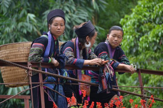 Black Hmong Frauen in ihrer typischen Tracht