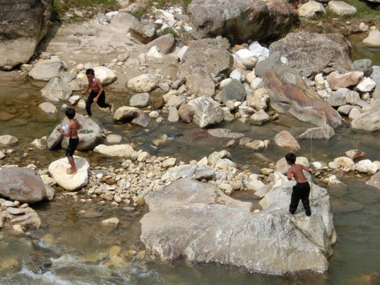 Kinder beim Spielen im Fluss