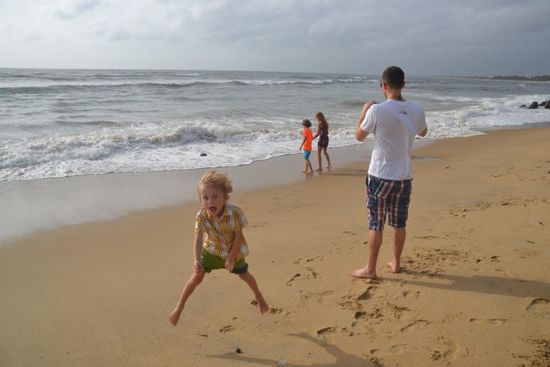 Schöne Zeit am windigen Strand