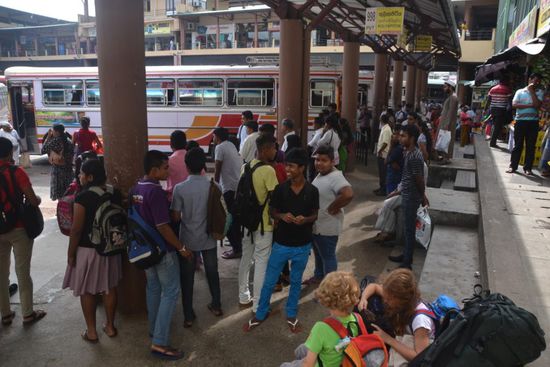 Umsteigen am hektischen Busbahnhof in Kurunegala