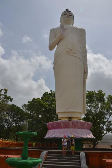 Mit über 30m die höchste Buddha-Statue von Sri Lanka