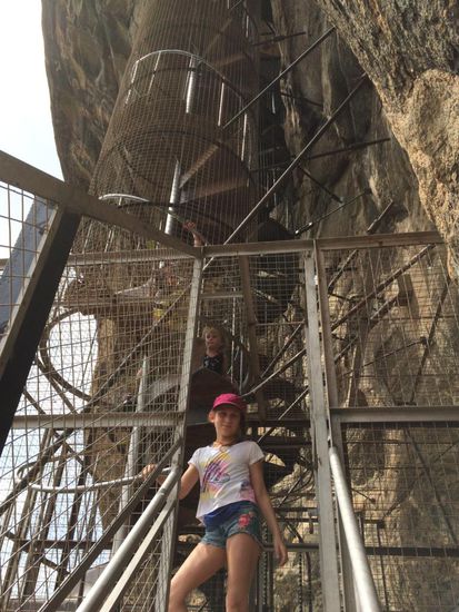 Luftige Wendeltreppe zu einer exponierten Höhle...